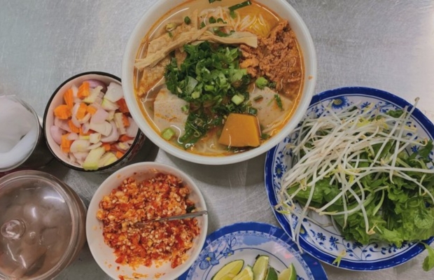 Một t&ocirc; b&uacute;n chả c&aacute; đầy đặn, c&acirc;n bằng giữa vị ngọt, b&eacute;o v&agrave; tươi m&aacute;t từ rau sống.

