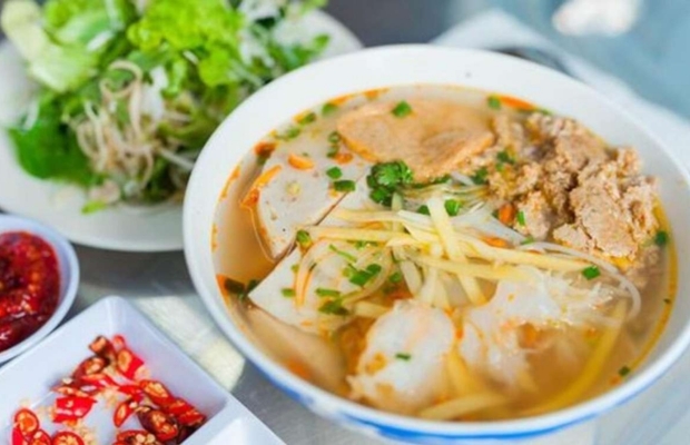 B&uacute;n chả c&aacute; chuẩn vị Đ&agrave; Nẵng với nước l&egrave;o trong, kh&ocirc;ng tanh, dễ ăn.

