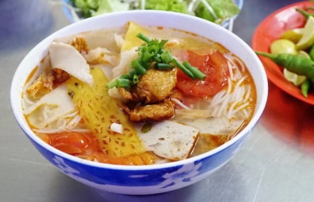 Sự kết hợp h&agrave;i h&ograve;a giữa b&uacute;n, c&aacute; v&agrave; rau tạo n&ecirc;n một t&ocirc; b&uacute;n chả c&aacute; tr&ograve;n vị.