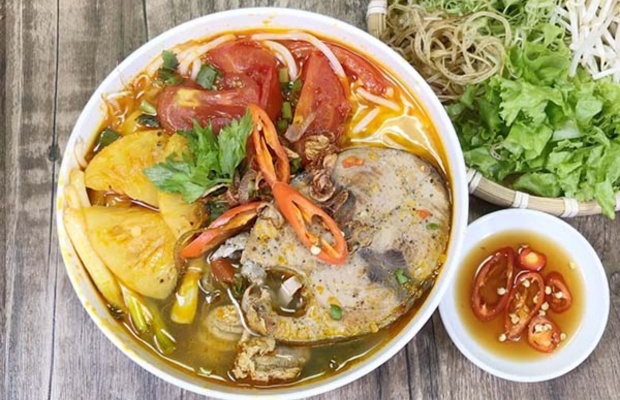 Một bữa s&aacute;ng nhẹ nh&agrave;ng nhưng đầy năng lượng với t&ocirc; b&uacute;n chả c&aacute; chuẩn vị địa phương.&nbsp;