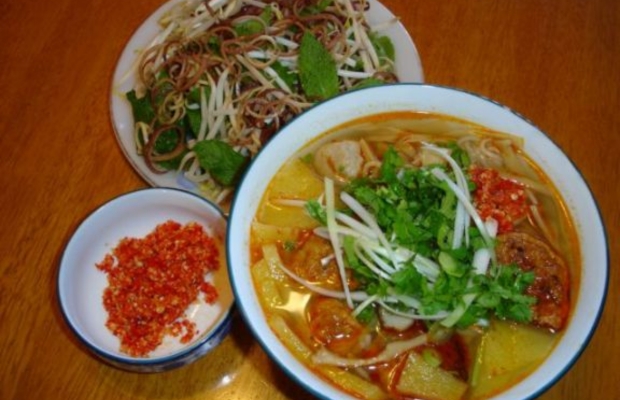 Những miếng chả c&aacute; v&agrave;ng ươm, dai ngon tạo n&ecirc;n sức h&uacute;t kh&oacute; cưỡng cho b&uacute;n chả c&aacute;.