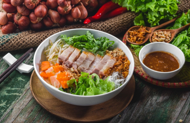 B&uacute;n mắm n&ecirc;m thịt luộc truyền thống