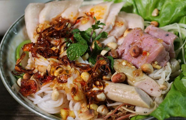 B&uacute;n mắm n&ecirc;m b&agrave; v&acirc;n đ&agrave; nẵng chuẩn vị


