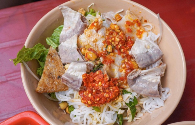 Qu&aacute;n b&uacute;n mắm n&ecirc;m được người địa phương ưa chuộng