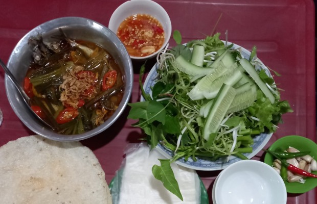 C&aacute; nục hấp B&agrave; Xin Đ&agrave; Nẵng bốc kh&oacute;i cuốn b&aacute;nh tr&aacute;ng