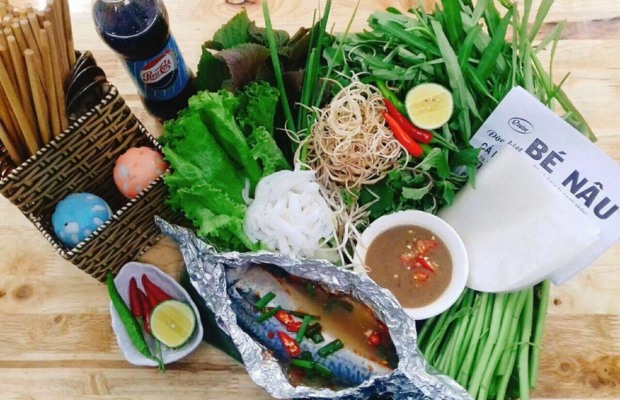 C&aacute; nục hấp b&eacute;o ngậy v&agrave; mẹt rau sống đa dạng tại qu&aacute;n B&eacute; N&acirc;u Đ&agrave; Nẵng