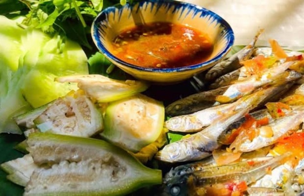 C&aacute;ch pha nước chấm c&aacute; nục cuốn b&aacute;nh tr&aacute;ng Đ&agrave; Nẵng