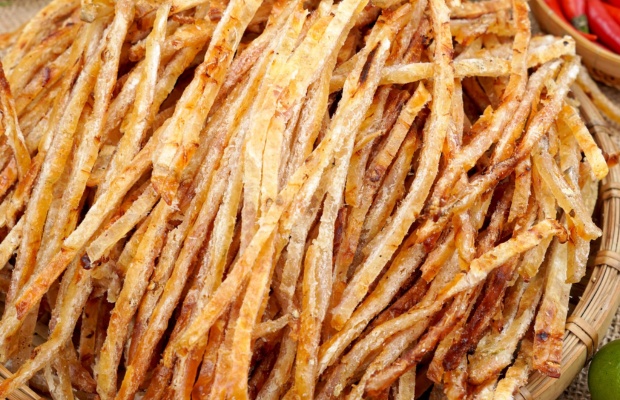 Kh&ocirc; c&aacute; thiều que được tẩm ướp v&agrave; sấy kh&ocirc;