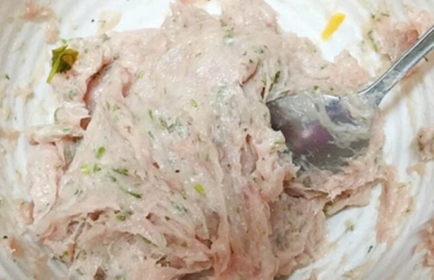 Xay nhuyễn v&agrave; trộn chả c&aacute;&nbsp;