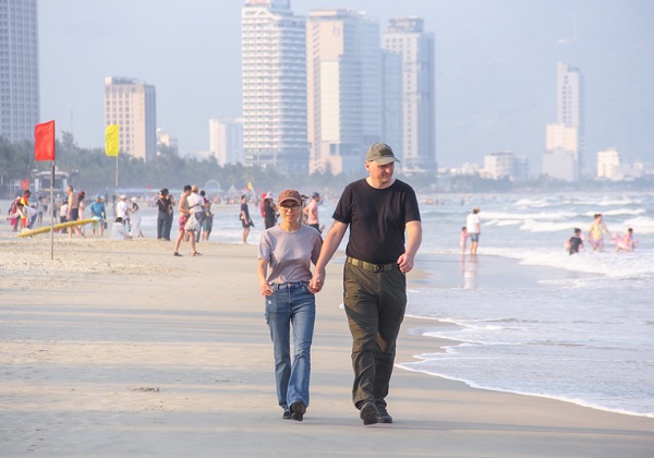 Du kh&aacute;ch check-in b&atilde;i biển Mỹ Kh&ecirc; Đ&agrave; Nẵng v&agrave;o buổi s&aacute;ng sớm