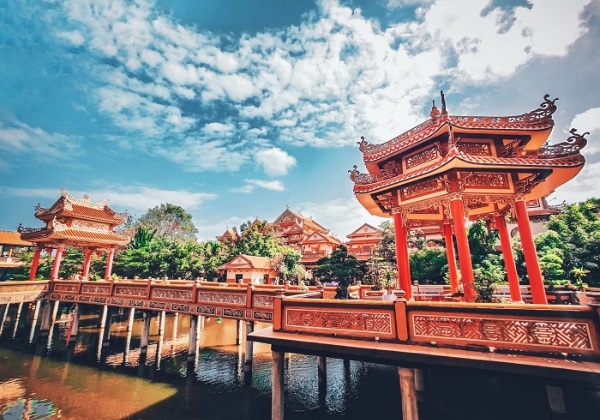 Kiến tr&uacute;c cầu gỗ v&agrave; hồ nước đặc trưng tại Ch&ugrave;a Nam Sơn Đ&agrave; Nẵng