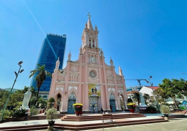 Nh&agrave; thờ Ch&iacute;nh T&ograve;a Đ&agrave; Nẵng với kiến tr&uacute;c Gothic m&agrave;u hồng nổi bật