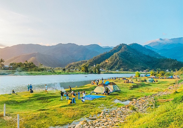 Hoạt động cắm trại b&ecirc;n d&ograve;ng s&ocirc;ng Cu Đ&ecirc; (H&ograve;a Bắc) y&ecirc;n b&igrave;nh