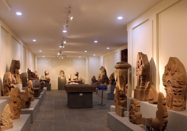 C&aacute;c t&aacute;c phẩm đi&ecirc;u khắc nghệ thuật b&ecirc;n trong Bảo t&agrave;ng Chăm Đ&agrave; Nẵng