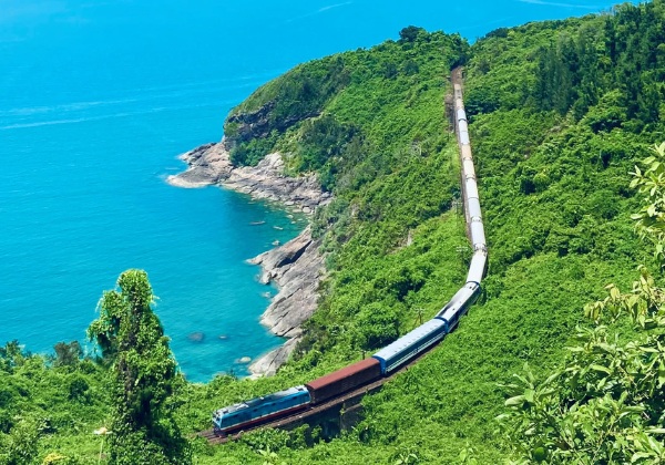 Cung đường uốn lượn ven biển cực đẹp tr&ecirc;n Đ&egrave;o Hải V&acirc;n Đ&agrave; Nẵng