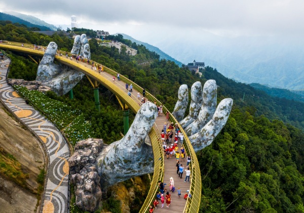 Ho&agrave;ng h&ocirc;n bu&ocirc;ng xuống tr&ecirc;n Cầu V&agrave;ng v&agrave; l&agrave;ng Ph&aacute;p tại B&agrave; N&agrave; Hills