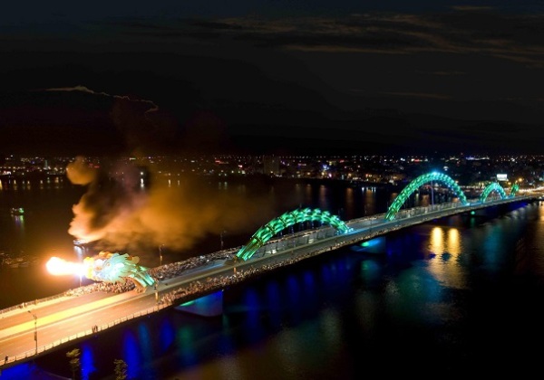 Cầu Rồng Đ&agrave; Nẵng rực rỡ với m&agrave;n tr&igrave;nh diễn phun lửa về đ&ecirc;m