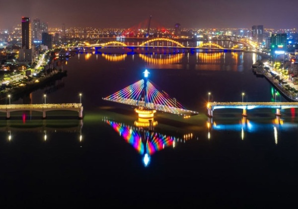 Cầu quay s&ocirc;ng H&agrave;n lung linh soi b&oacute;ng xuống d&ograve;ng s&ocirc;ng đ&ecirc;m