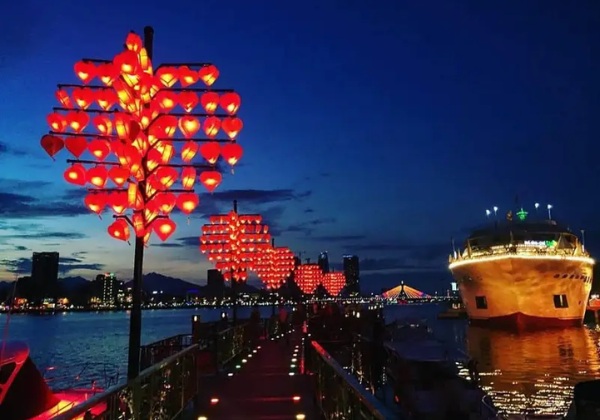 &Aacute;nh s&aacute;ng đỏ từ đ&egrave;n lồng tr&aacute;i tim lan tỏa khắp Cầu T&igrave;nh Y&ecirc;u