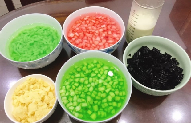 Th&agrave;nh phần ch&egrave; xoa xoa hạt lựu Đ&agrave; Nẵng gồm thạch đen v&agrave; cốt dừa