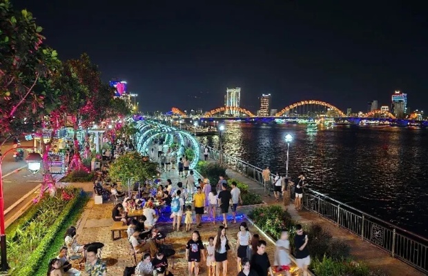 Phố đi bộ chợ đ&ecirc;m Bạch Đằng mang đến kh&ocirc;ng gian tho&aacute;ng đ&atilde;ng ven s&ocirc;ng