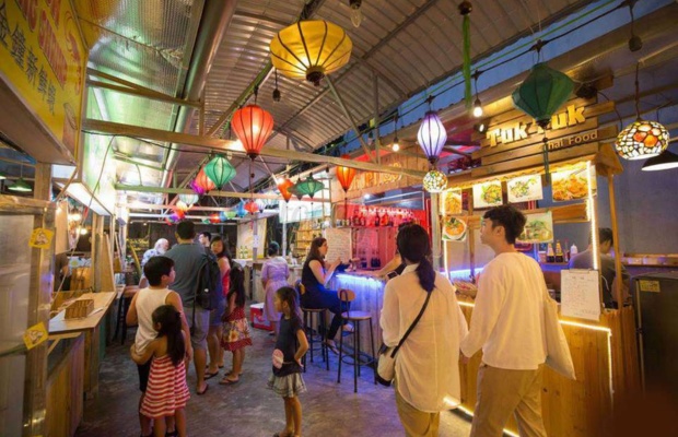 Chợ đ&ecirc;m An Thượng thu h&uacute;t đ&ocirc;ng đảo du kh&aacute;ch quốc tế gh&eacute; thăm