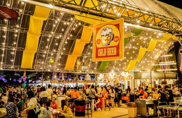 Kh&ocirc;ng gian phố bia ngo&agrave;i trời nhộn nhịp, rất ph&ugrave; hợp đi nh&oacute;m bạn