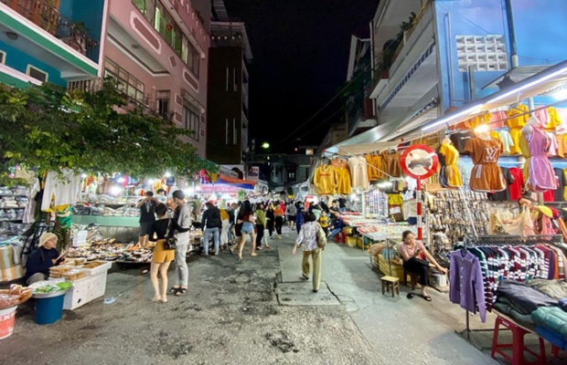 Kh&ocirc;ng kh&iacute; s&ocirc;i động v&agrave; tấp nập của khu phố thời trang mỗi dịp cuối tuần