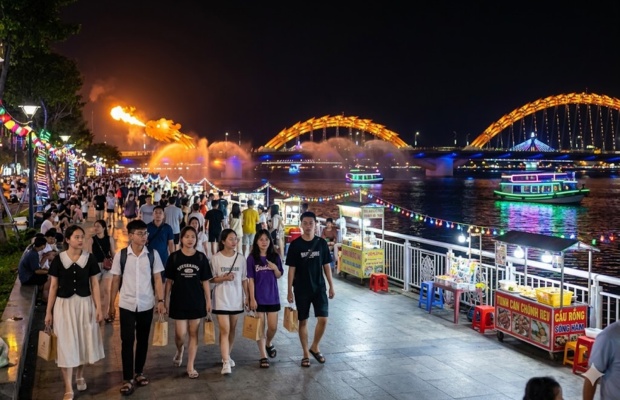 Tận hưởng trọn vẹn buổi tối với lịch tr&igrave;nh tham quan c&aacute;c biểu tượng du lịch gần đ&oacute;