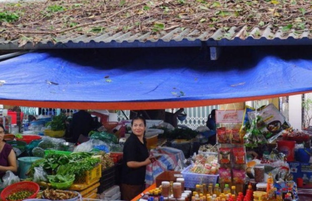 Khung cảnh chợ chiều Sơn Tr&agrave; với c&aacute;c mặt h&agrave;ng d&acirc;n sinh quen thuộc