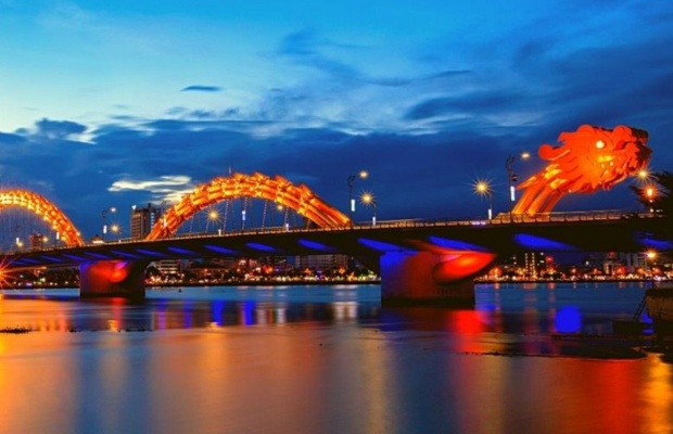 View s&ocirc;ng H&agrave;n v&agrave; Cầu Rồng về đ&ecirc;m nh&igrave;n từ khu vực chợ đ&ecirc;m Sơn Tr&agrave;