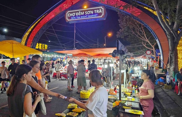 Kh&ocirc;ng kh&iacute; s&ocirc;i động với h&agrave;ng trăm gian h&agrave;ng thu h&uacute;t du kh&aacute;ch mỗi tối