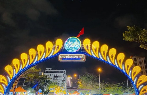 Du kh&aacute;ch check-in v&agrave; tận hưởng kh&ocirc;ng kh&iacute; n&aacute;o nhiệt về đ&ecirc;m