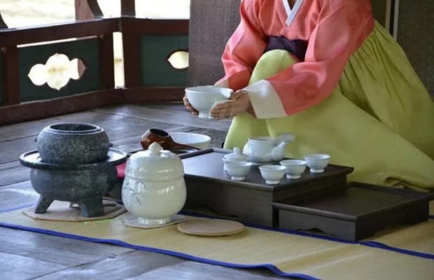 Thưởng tr&agrave; tại Yeonhui Tea House