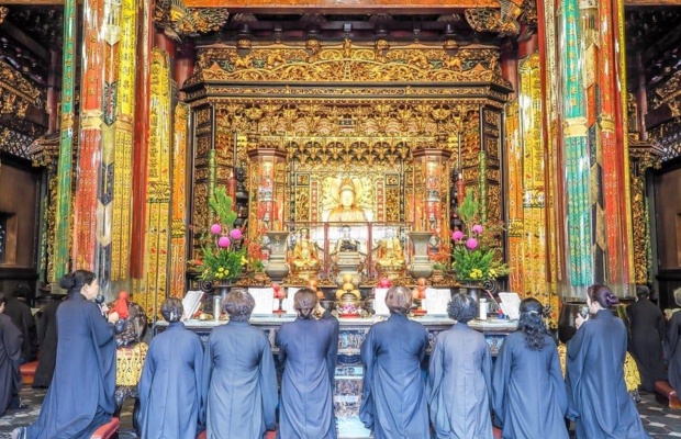 Kh&ocirc;ng kh&iacute; tụng kinh trang nghi&ecirc;m tại ch&ugrave;a