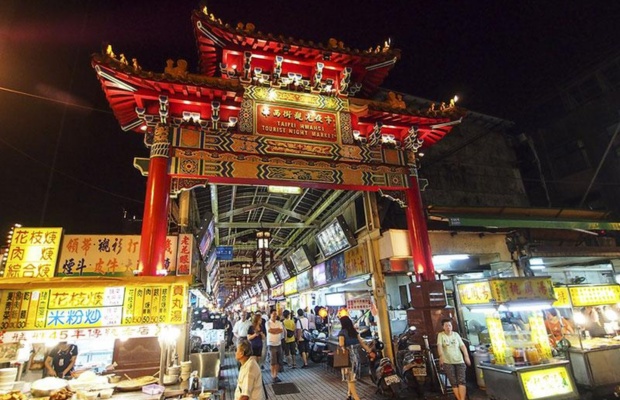 Ẩm thực đường phố gần ch&ugrave;a Long Sơn