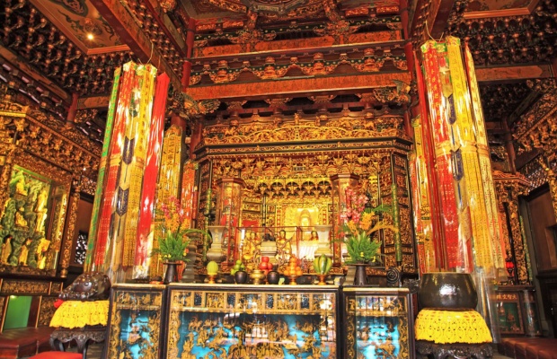 Kh&ocirc;ng gian thờ tự linh thi&ecirc;ng b&ecirc;n trong ch&ugrave;a
