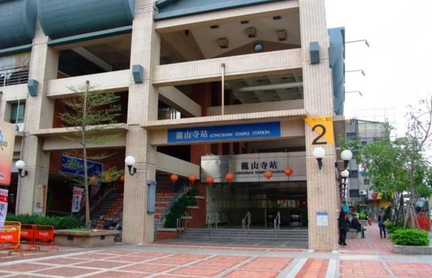 Ga MRT Longshan Temple &ndash; c&aacute;ch ch&ugrave;a chỉ v&agrave;i bước ch&acirc;n