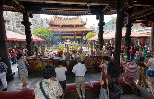 Nghi thức d&acirc;ng hương truyền thống tại ch&ugrave;a 