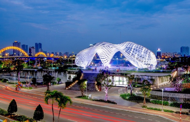 Khung cảnh lung linh về đ&ecirc;m với hệ thống &aacute;nh s&aacute;ng đổi m&agrave;u hiện đại 