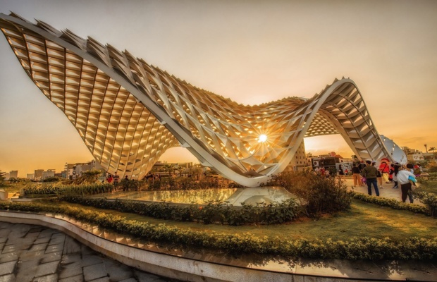 Du kh&aacute;ch check-in v&agrave; dạo bộ trong kh&ocirc;ng gian tho&aacute;ng đ&atilde;ng b&ecirc;n s&ocirc;ng