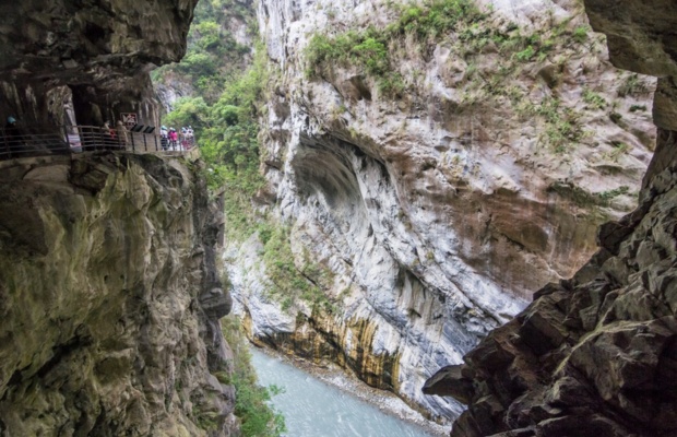 Hẻm n&uacute;i đ&aacute; cẩm thạch h&ugrave;ng vĩ tại Taroko