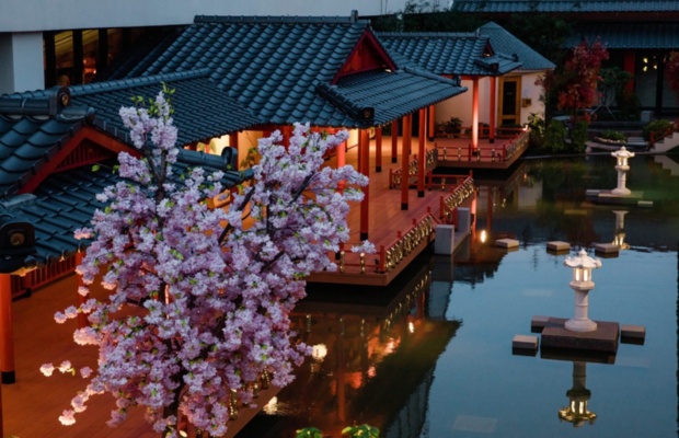 Kh&ocirc;ng gian đậm chất Nhật Bản với đ&egrave;n lồng v&agrave; kiến tr&uacute;c gỗ tại Mikazuki Water Park 365