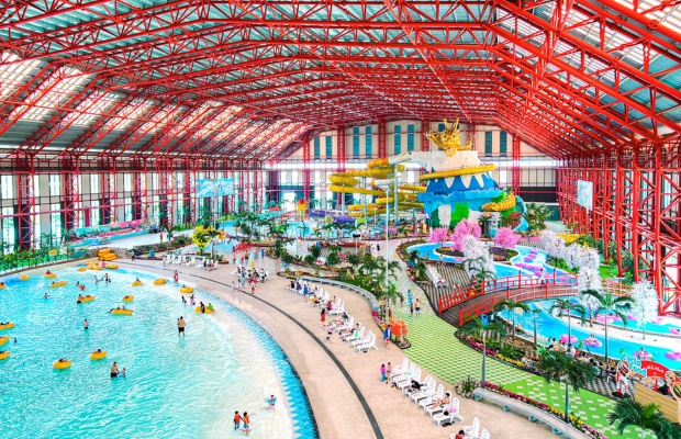 Kh&ocirc;ng gian b&ecirc;n trong m&aacute;i v&ograve;m rộng lớn, ph&ugrave; hợp vui chơi quanh năm 