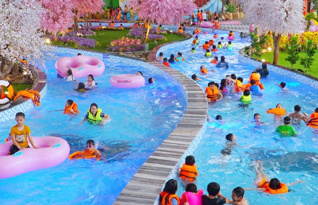 Khu vui chơi trong nh&agrave; tại Mikazuki Water Park 365 lu&ocirc;n đ&ocirc;ng vui bất kể thời tiết 