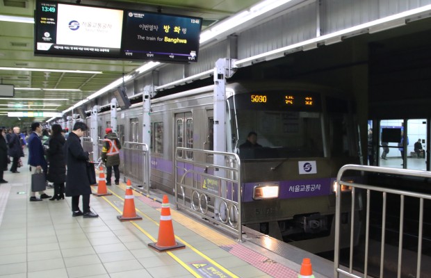 T&agrave;u điện ngầm l&agrave; lựa chọn phổ biến v&agrave; tiết kiệm nhất