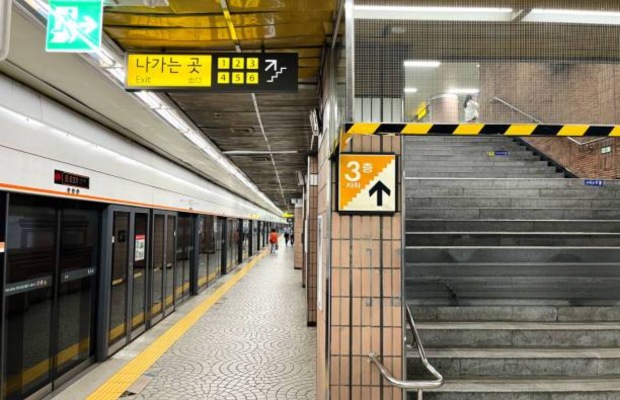 Lối v&agrave;o ga Anguk gần cung điện Changdeokgung