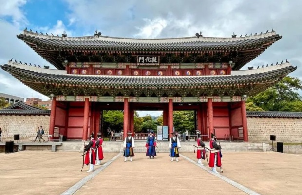 Cổng ch&iacute;nh Donhwamun của cung điện Changdeokgung