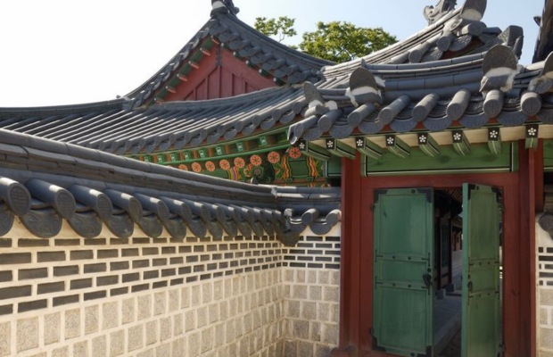 Một g&oacute;c kiến tr&uacute;c gỗ tinh xảo tại khu phức hợp Gwolnaegaksa