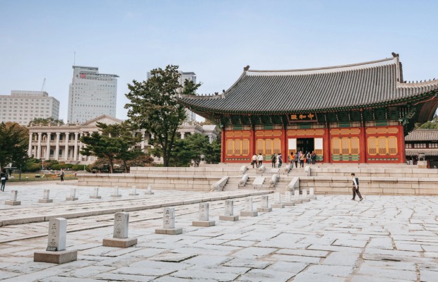 Th&ocirc;ng tin giờ mở cửa v&agrave; gi&aacute; v&eacute; cung điện Deoksugung&nbsp;